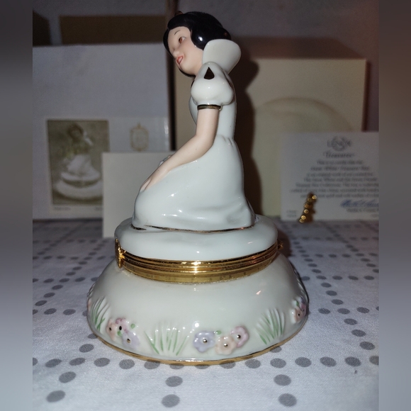 Disney Lenox Treasure Box Snow White - Picture 4 of 7